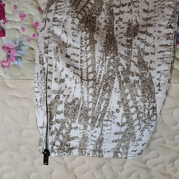 Free People Off-White & Gold Splatter Print Zip Ankle Crop Jeans Pants, Sz 29 - Picture 3 of 8